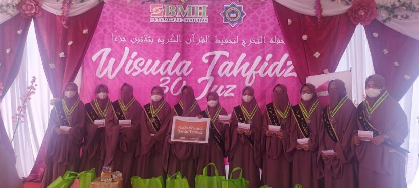 BMH mwnggelar wisuda tahfidz 30 juz santriwati Pesantren Al-Burhan Semarang, Ahad (3/10).