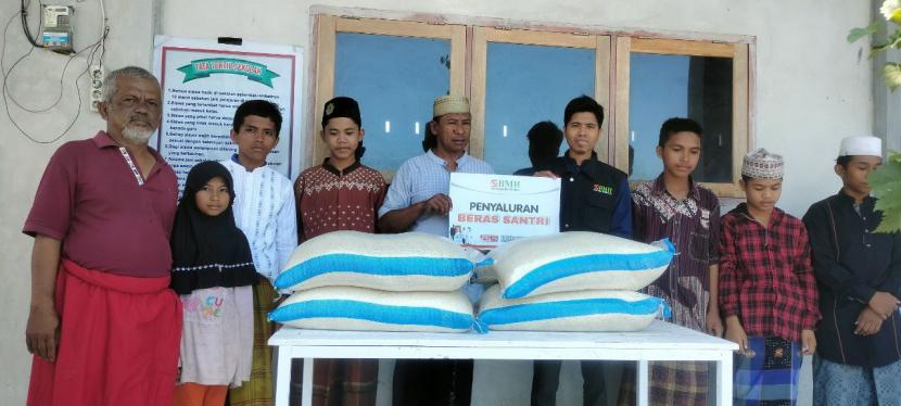 BMH NTB menyalurkan beras untuk santri Pesantren Islahul Ummah, Hidayatullah, Lombok Timur, Ahad (11/9/2022).