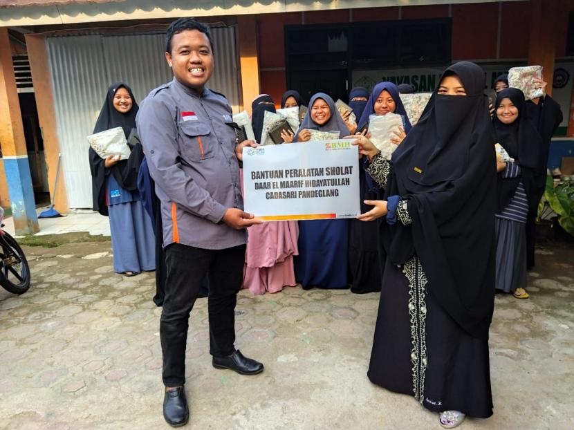 BMH Perwakilan Banten bekerja sama dengan YBM PLN menyalurkan mukena untuk 27 santri putri Pesantren Daar El-Maarif di Desa Cadasari, Pandeglang, Banten, Kamis (1/9/2022).