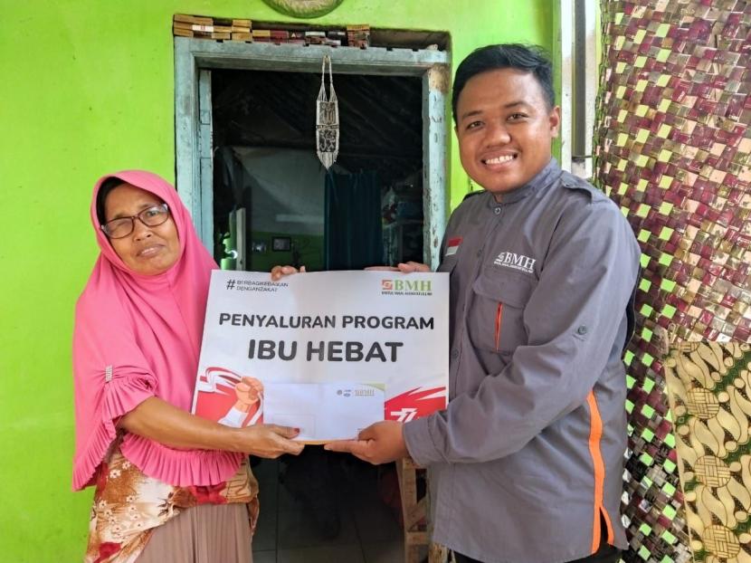 BMH Perwakilan Banten  memberikan bantuan  paket tunjangan hidup, paket modal usaha dan paket biaya kesehatan kepada Ibu Saimi (50), warga Cilegon yang sudah puluhan tahun jadi pemulung, Rabu (17/8/2022).