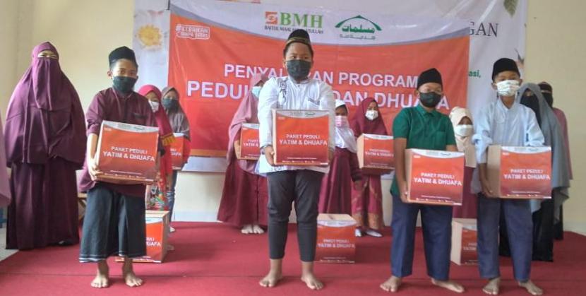 BMH Perwakilan DI Yogyakarta bekerja sama dengan Muslimat Hidayatullah (Mushida) menyalurkan bantuan kepada anak-anak yatim dan dhuafa di Yogyakarta, Rabu (29/9/).