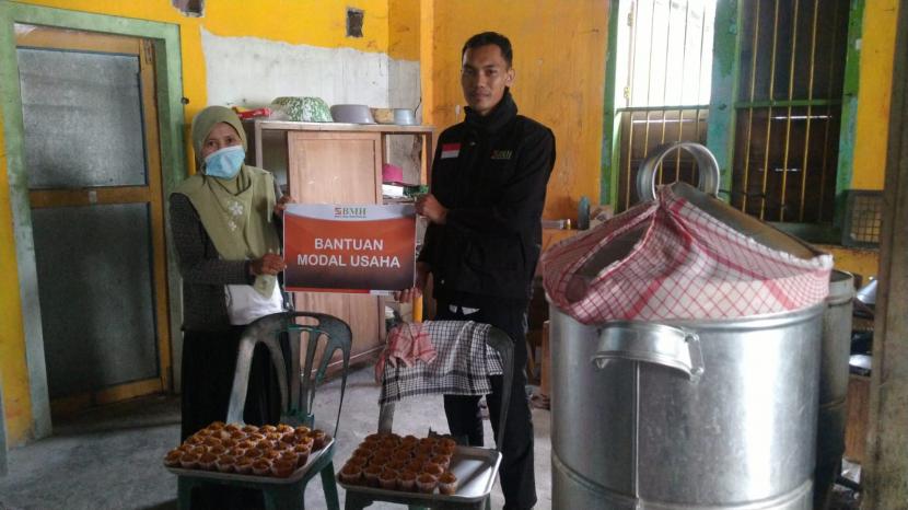 BMH Perwakilan DI Yogyakarta menyalurkan bantuan modal kepada Tri Wati, pelaku usaha kecil di Sleman, Selasa (26/10).