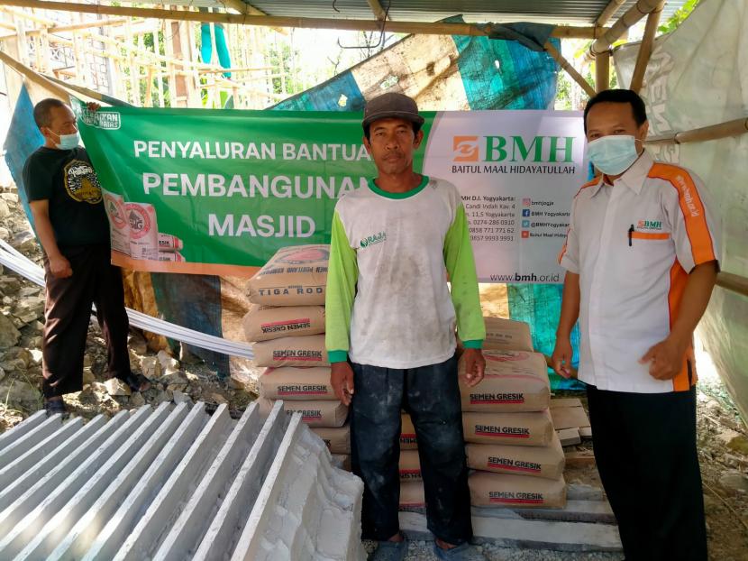BMH Perwakilan DI Yogyakarta menyalurkan bantuan pembangunan Masjid Nurul Iman Prambanan, Selasa (19/10).