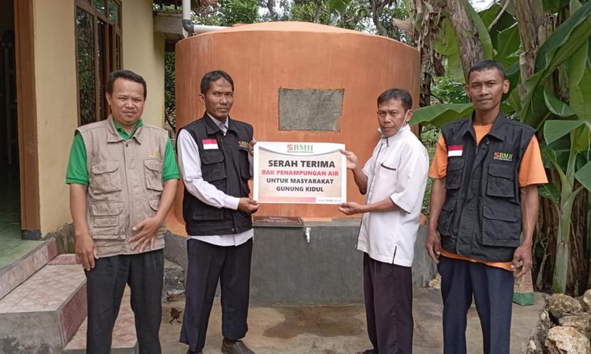 BMH  Perwakilan DI Yogyakarta menyerahkan tandon air kepada masyarakat Dusun Puluh, Desa Botodayakan, Kecamatan Rongkop, Gunungkidul.