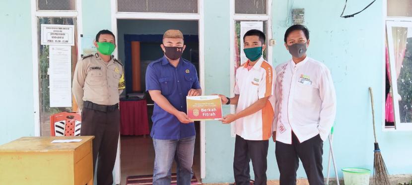 BMH Perwakilan Gorontalo menyalurkan Berkah Fitrah kepada para duafa terdampak Covid-19 di Kabupaten Bone Bolango.