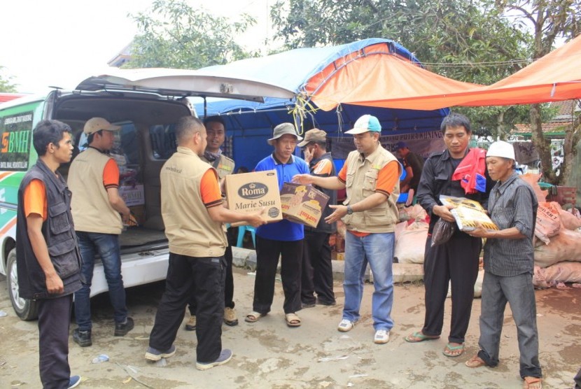 BMH Perwakilan Jabar menyalurkan bantuan berupa sembako, obat-obatan, peralatan mandi, dan selimut untuk korban longsor di Desa Pinara, Kecamatan Ciniru, Kabupaten Kuningan, belum lama ini. 