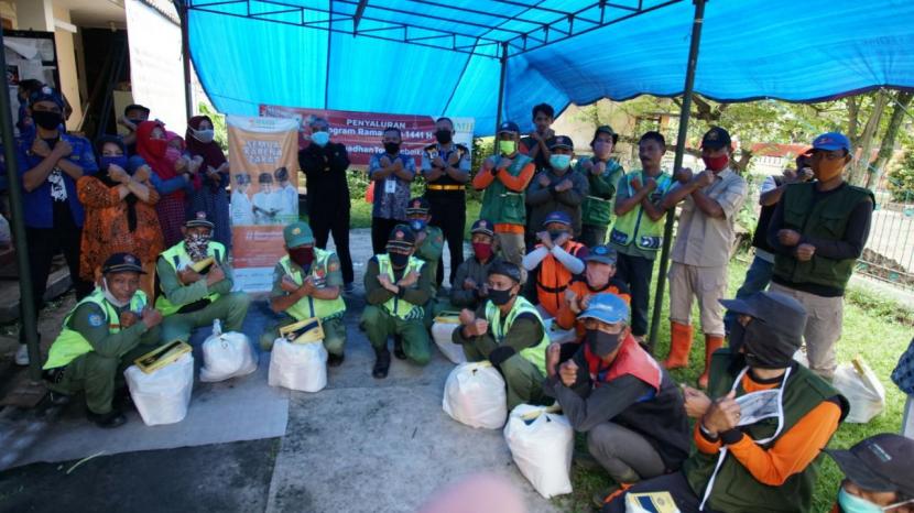 BMH Perwakilan Jawa Barat membagikan paket Berkah Fitrah kepada petugas Kebersihan jalan, linmas dan Satgas Covid-19 di Bandung.