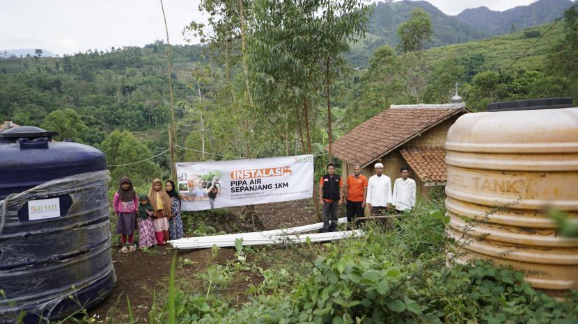BMH Perwakilan Jawa Barat memfasilitasi saluran air bersih sepanjan 1 km di Pesantren Madinatul Quran Desa Ciparay, Garut.