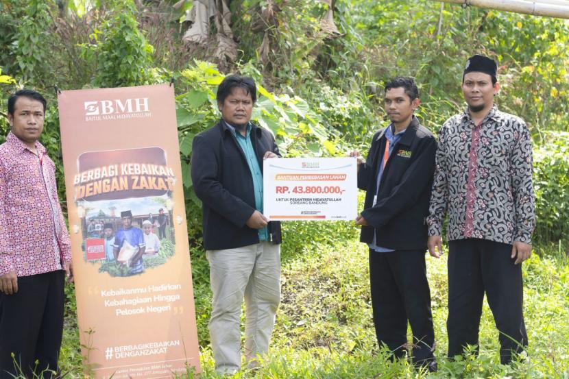BMH Perwakilan Jawa Barat menyalurkan  bantuan pembebasan lahan perluasan Pesantren Hidayatullah  di Soreang, Bandung, Rabu (22/6).