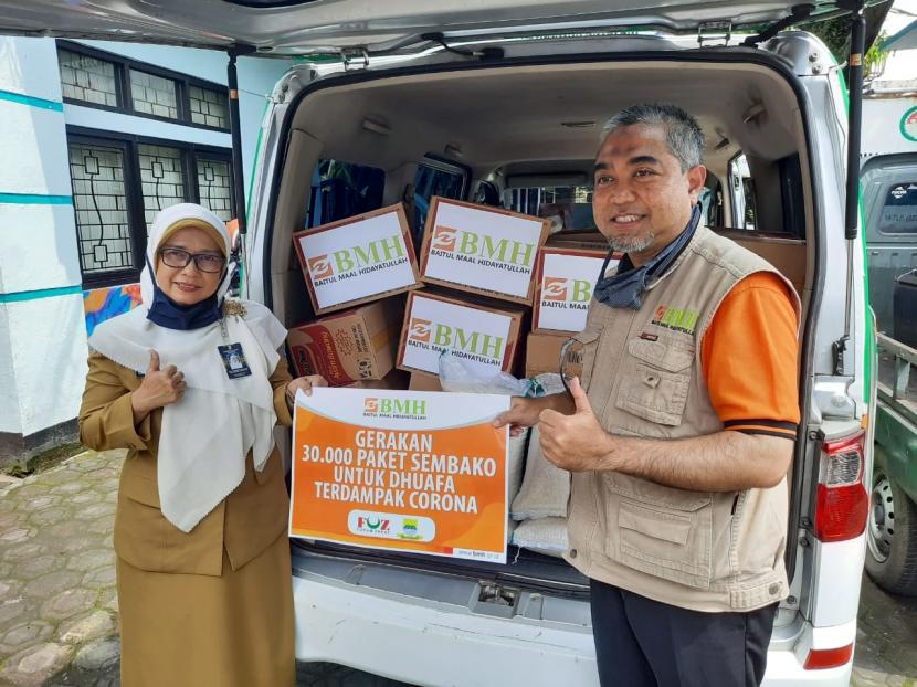 BMH Perwakilan Jawa Barat menyalurkan bantuan untuk warga Kecamatan Antapani, Bandung, yang terdampak virus Covid-19 atau Corona.