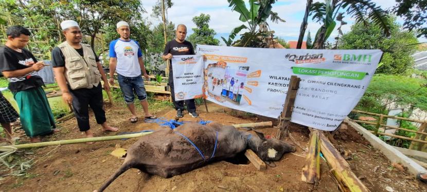 BMH Perwakilan Jawa Barat menyalurkan daging hewan qurban kepada 1.200 penerima manfaat di tiga lokasi, yakni  Cilengkrang, Padasuka dan Cisema. 