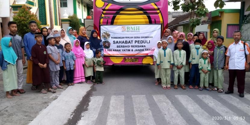 BMH Perwakilan Jawa Tengah memberikan bantuan paket pendidikan  dan uang saku kepada ratusan anak yatim dari 16 kabupaten di Jateng.