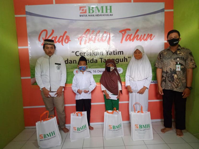 BMH Perwakilan Jawa Tengah memberikan kado akhir tahun untuk keluarga dan anak yatim dhuafa.