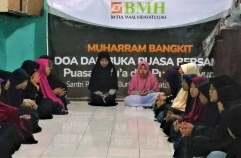 BMH Perwakilan Jawa Tengah menggelar acara doa, buka puasa bersama dan pemberian beasiswa unuk yatim dan dhuafa di Semarang, Rembang dan Pati, Kamis (19/8).