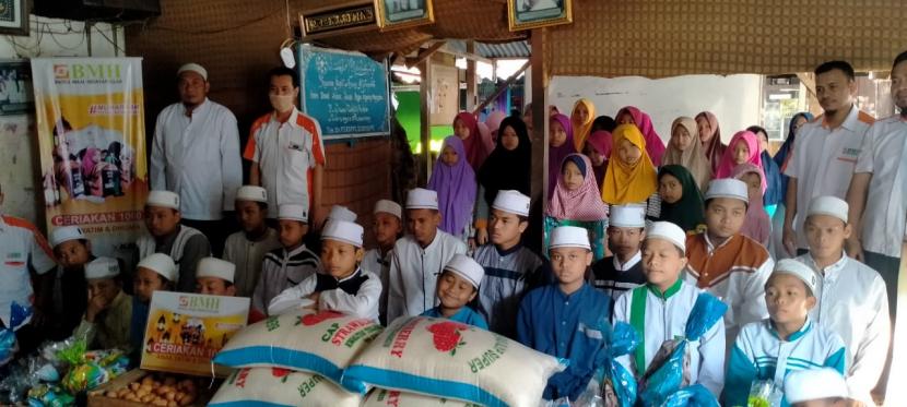 BMH Perwakilan Jawa Tengah menyalurkan bantuan sembako dan lain-lain kepada anak yatim dan dhuafa di 10 kabupaten/kota di Jateng  dalam rangka program Muharram Total Kebaikan 1442 H.