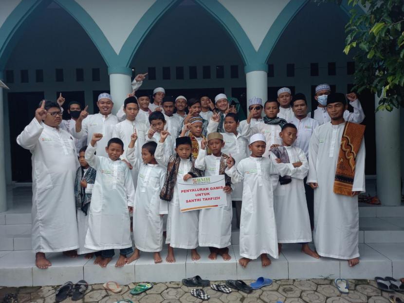 BMH Perwakilan Jawa Tengah menyalurkan gamis untuk santri tahfizh di Yayasan Al Islah Tegal.