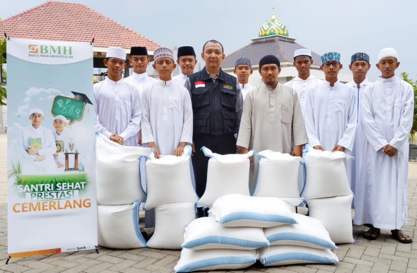 BMH Perwakilan Jawa Timur akan melaksanakan Hari Santri  dengan menyalurkan santunan yatim serentak di 25 kabupaten/kota di Jawa Timur, Jumat (22/10).