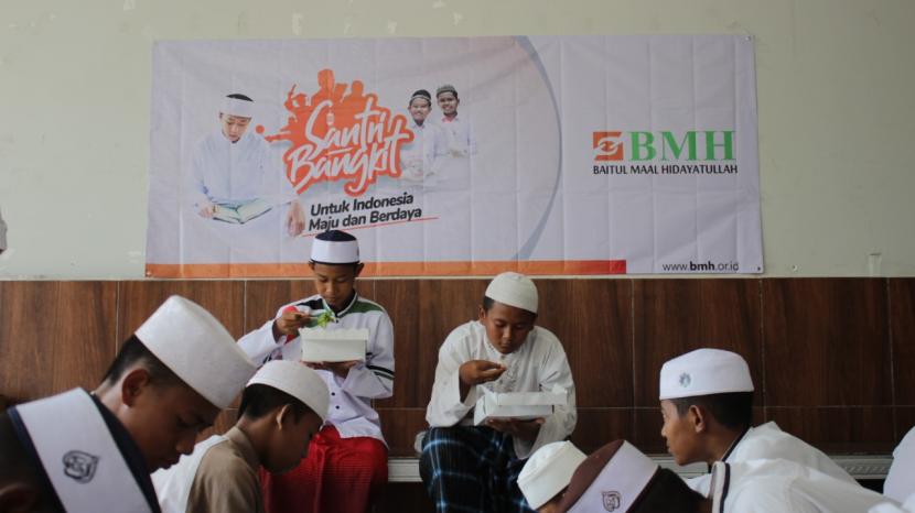 BMH  Perwakilan Jawa Timur menyalurkan  311 paket gizi santri serentak di 25 kabupaten/kota di Jawa Timur, Jumat (22/10).