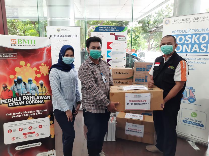 BMH Perwakilan Jawa Timur menyalurkan bantuan Alat Pelindung Diri (APD), paket gizi sehat dan vitamin untuk tenaga medis RS Unair Surabaya.