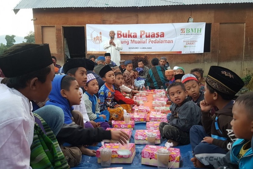 BMH Perwakilan Jawa Timur menyalurkan bantuan berupa 500 paket sembako untuk warga di Kampung Muallaf Suku Tengger, Senduro, Lumajang, Jawa Timur (8/6).