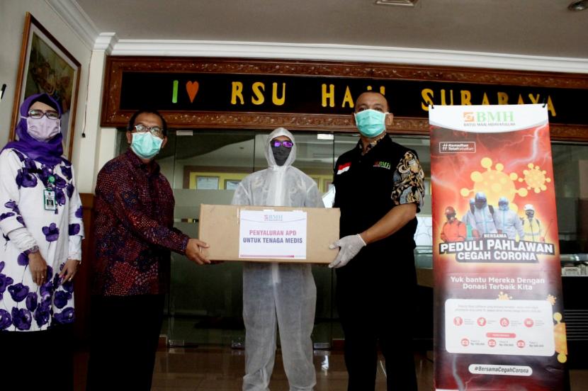 BMH Perwakilan Jawa Timur menyerahkan bantuan Alat Pelindung Diri (APD) ke lima RS rujukan di Surabaya.
