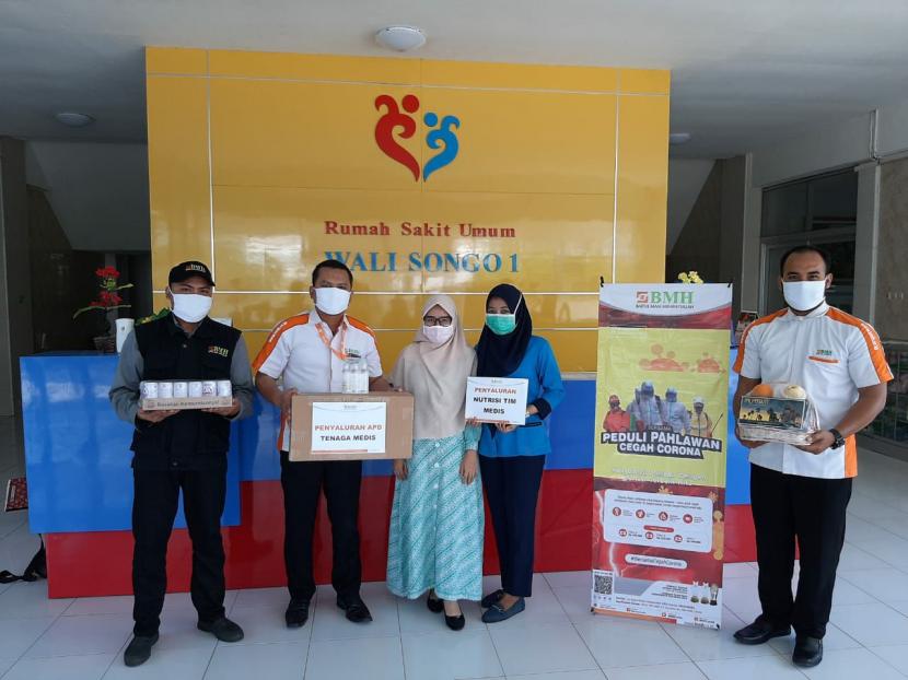 BMH Perwakilan Jawa Timur menyerahkan bantuan Alat Pelindung Diri (APD) ke rumah sakit di Gresik.