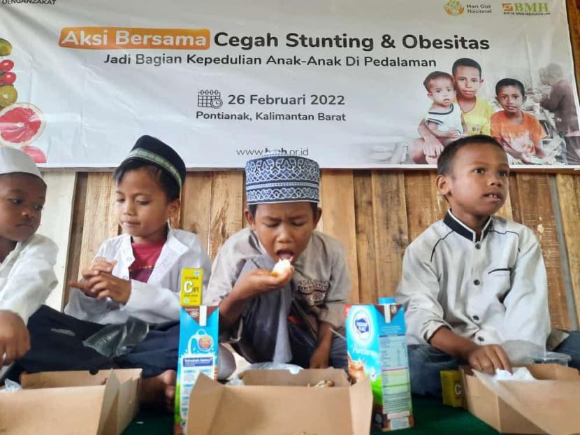 BMH Perwakilan Kalimantan Barat membagikan paket gizi kepada santri yatim dhuafa binaan BMH di Rumah Quran Nur Asmah,  Jalan  Merdeka, Pontianak Barat,  Sabtu (26/2).