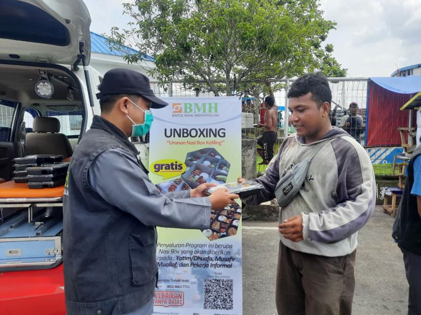 BMH Perwakilan Kalimantan Barat  menyalurkan program Unboxing (Urunan Nasi Box Keliling), Selasa (22/2). 
