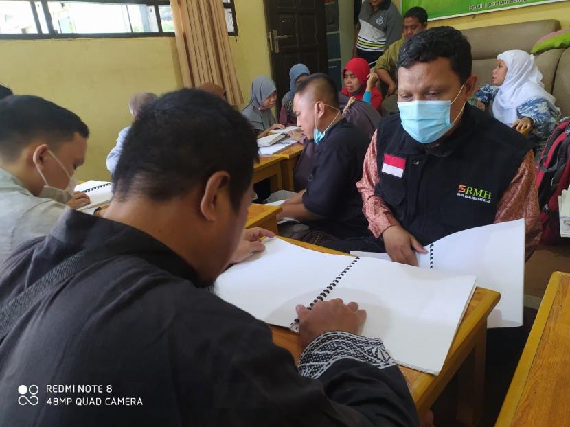 BMH Perwakilan Kalimantan Timur (Kaltim) menyalurkan bantuan berupa mushaf Alquran Braille dan buku Iqra Braille kepada penyandang tunanetra.