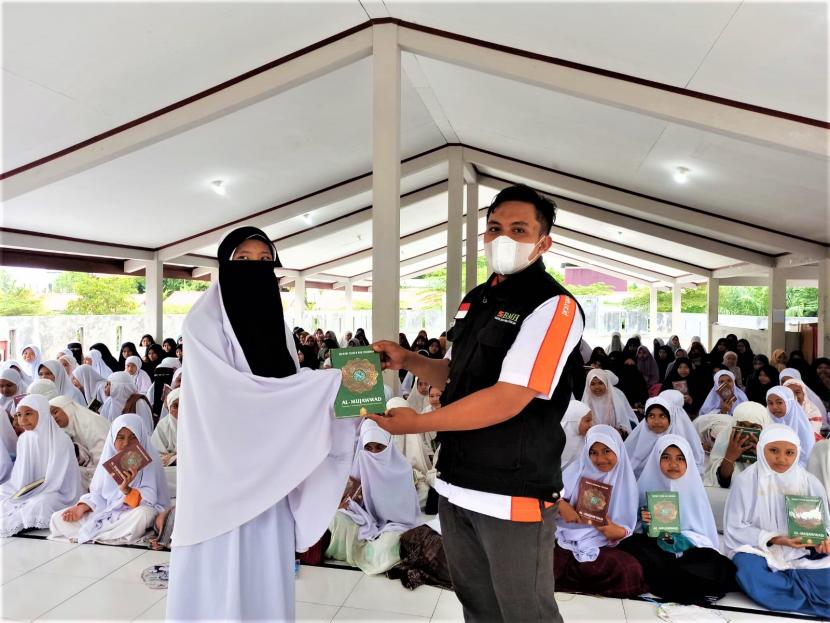 BMH Perwakilan Kalimantan Timur menutup kegiatan Muharram Bangkit 1443 H dengan menyalurkan total 800 eksemplar Alquran ke sejumlah pesantren dan Rumah Quran di provinsi Kaltim.