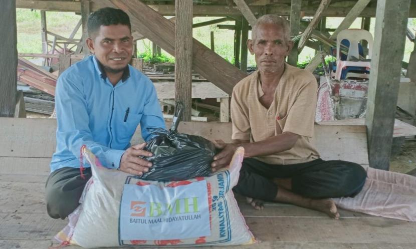 BMH Perwakilan  Kalimantan Utara (Kaltara) menyalurkan bantuan kepada seorang tukang batu di Nunukan Tengah, Kabupaten Nunukan.  