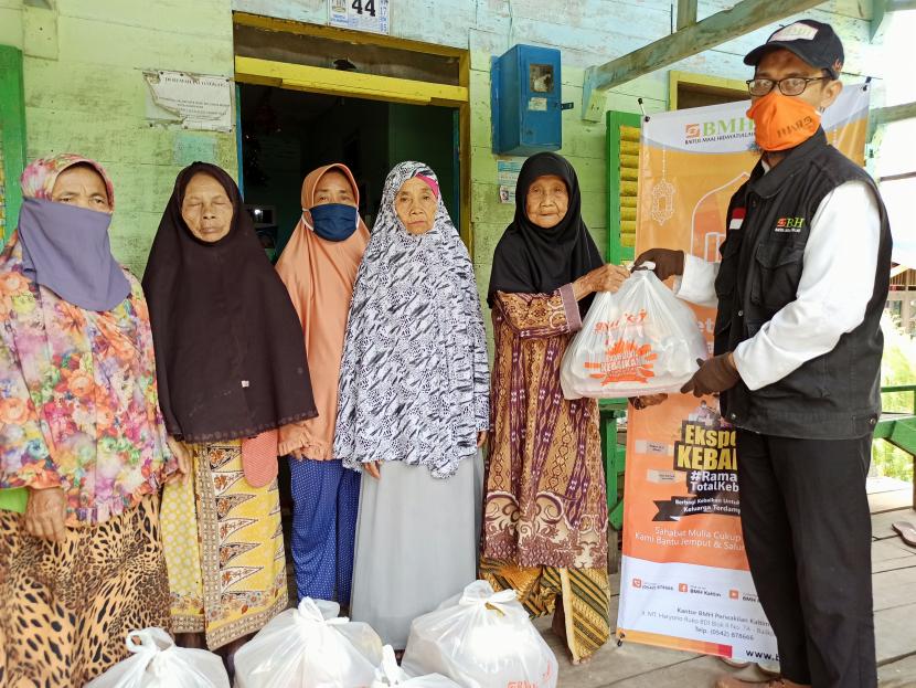 BMH Perwakilan Kaltim bersama komunitas Gerakan Nikmat Berbagi (GNB) menyalurkan bingkisan Ramadhan kepada para janda dan lansia.