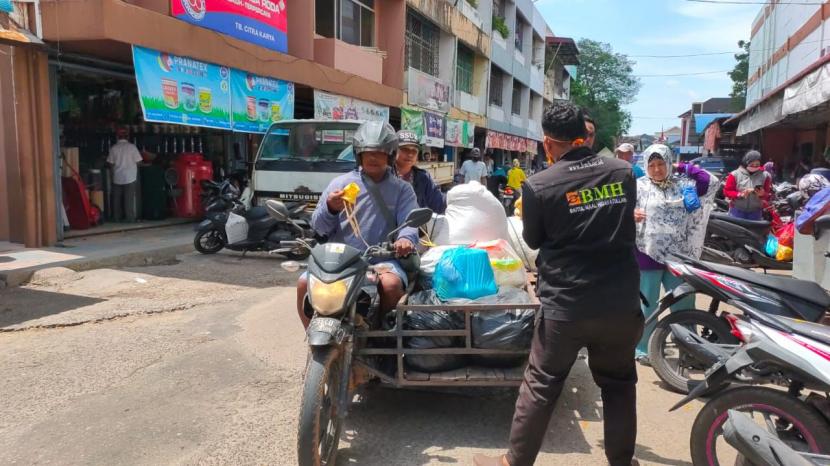 BMH Perwakilan Kepulauan Riau (Kepri) membagikan masker kepada masyarakat di Kota Batam.