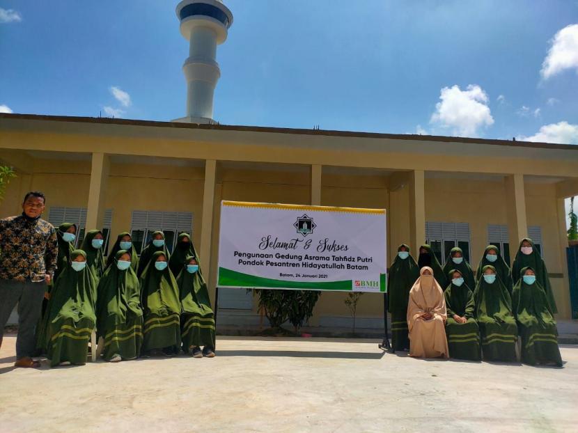 BMH Perwakilan kepulauan Riau (Kepri) meresmikan asrama santri tahfidz Quran putri Hidayatullah di Kota Batam, Ahad (24/1).