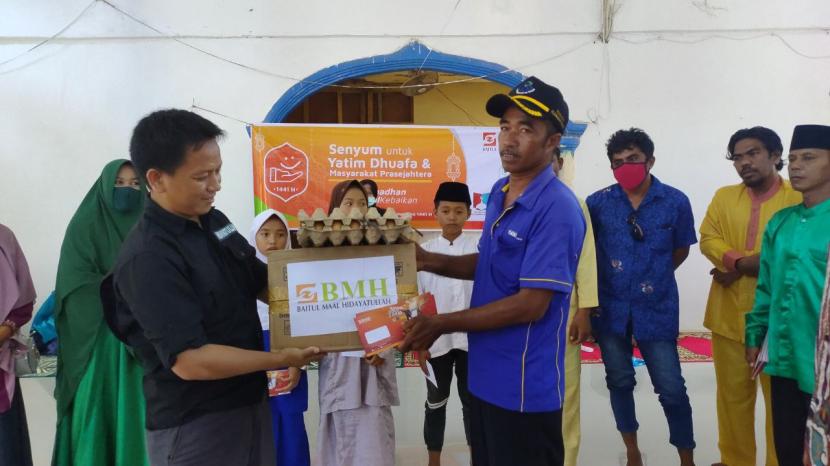 BMH Perwakilan Kepulauan Riau menggelar bakti sosial untuk anak yatim dan piatu di beberapa pulau kecil di perairan Batam. 