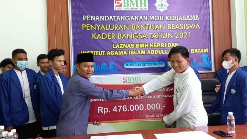 BMH Perwakilan Kepulauan Riau menyerahkan Beasiswa Kader Bangsa senilai Rp 476 juta kepada mahasiswa Institut Agama Islam (IAI) Abdullah Said Batam  dan beberapa perguruan tinggi lainnya di Kepulauan Riau, Jumat (22/10).