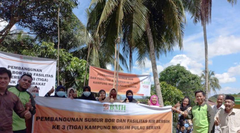 BMH menyerahkan  sumur bor untuk masyarakat Pulau Air, yang merupakan bagian dari Pulau  Seraya, Kepulauan Riau (Kepri), Rabu (1/12).