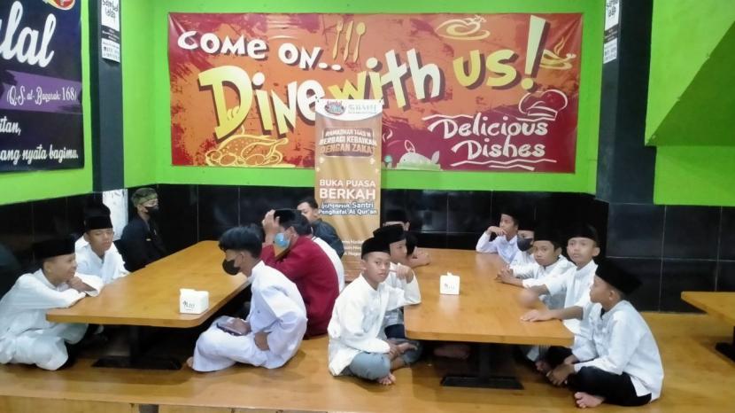 BMH Perwakilan Lampung menggelar acara Buka Puasa Berkah dengan mentraktir makan santri  penghafal Quran di Kota Bandar Lampung, pada Jumat (22/4).
