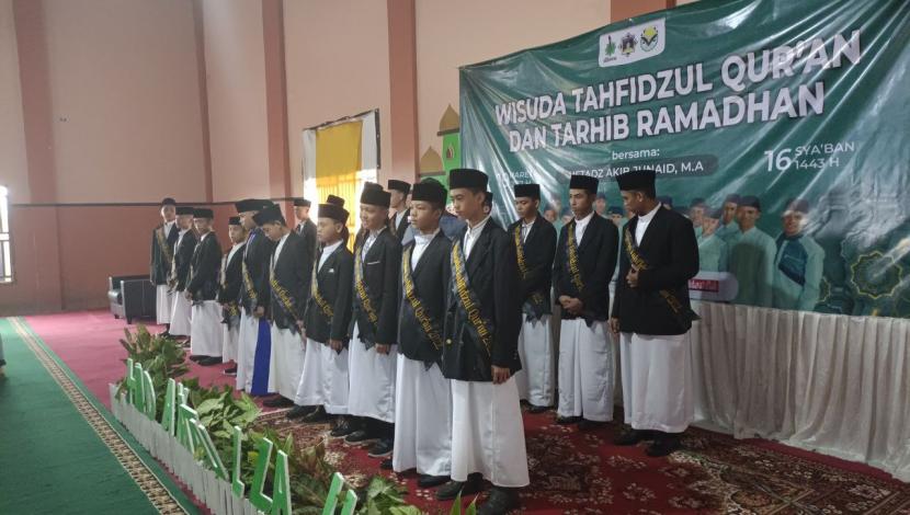 BMH Perwakilan Lampung mewisuda  20 santri penghafal Quran di Pesantren Tahfidz Ahlus Shuffah Hidayatullah Bandar Lampung, Jumat  (18/3).