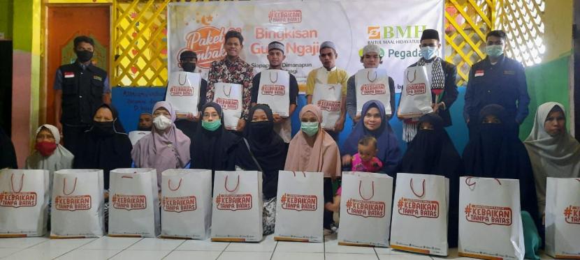 BMH Perwakilan Maluku bersama PT Pegadaian Syariah Cabang Ambon membagikan 20 paket bingkisan berkah untuk dai dan guru ngaji masjid di Kota Ambon, Rabu (28/4).