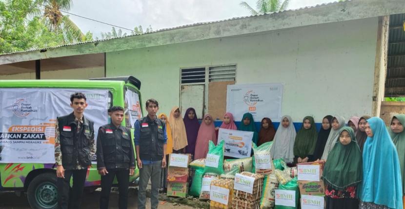 BMH Perwakilan Maluku mengirimkan 1,1 ton beras untuk santri di Pondok Pesantren Hidayatullah, Dusun Tanah Merah, Kecamatan Salahutu, Kabupaten Maluku Tengah, Kamis (31/3).