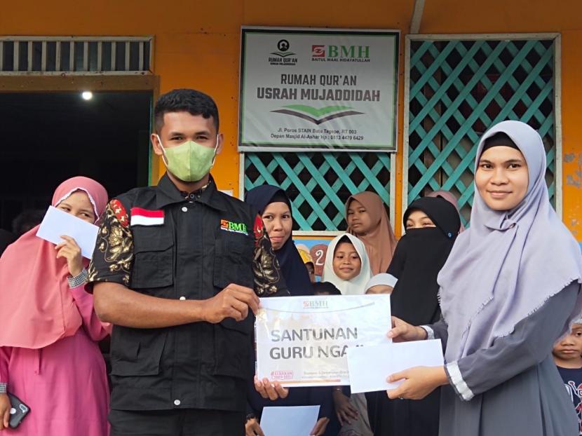BMH Perwakilan Maluku menyalurkan santunan kepada guru ngaji dua Rumah Quran di Ambon.