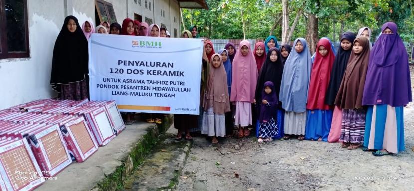 BMH Perwakilan Maluku menyerahkan bantuan keramik untuk santri putri Pesantren Hidayatullah Liang, Maluku Tengah.