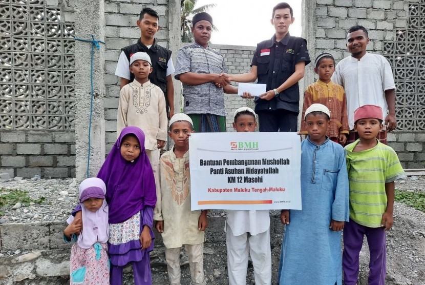 BMH Perwakilan Maluku menyerahkan bantuan untuk pembangunan mushala di Pesantren Hidayatullah Kelurahan Holo,  Kecamatan Amahai, Kabupaten Maluku Tengah.