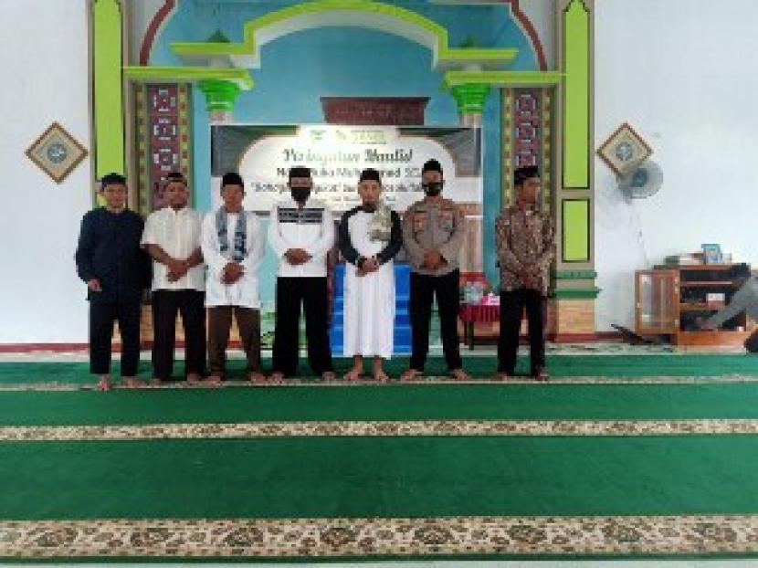 BMH Perwakilan Maluku Utara  bersama BKMT Pulau Moti menggelar acara peringatan Maulid Nabi SAW di Pulau Moti, Kamis (12/11).