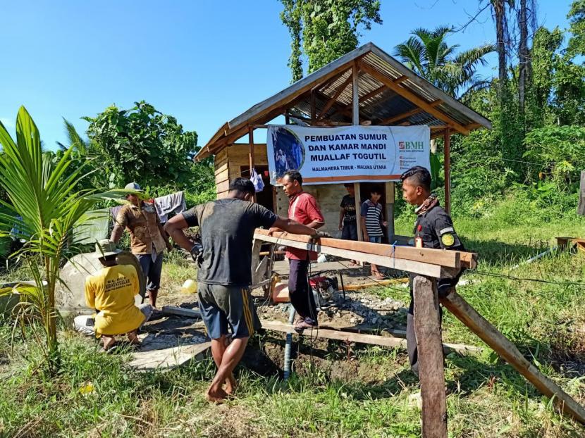 BMH Perwakilan Maluku Utara membangun rumah dan sumur untuk Dai Tangguh dan mualaf Suku Togutil.
