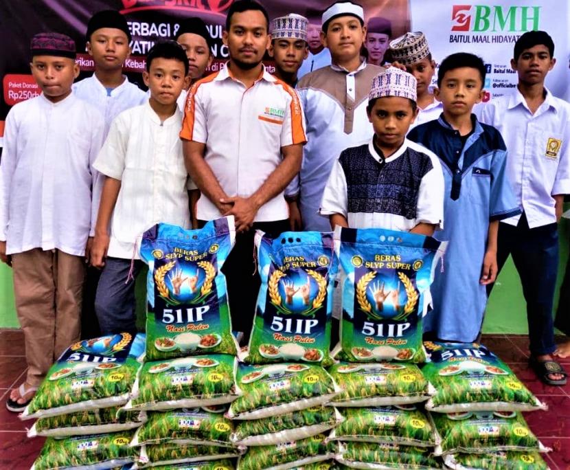 BMH menyalurkan beras untuk santri di beberapa pesantren di Provinsi Maluku Utara, antara lain Ternate.