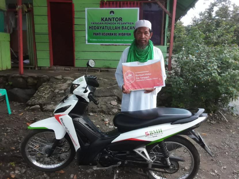 BMH Perwakilan Maluku Utara menyerahkan bantuan motor dai untuk Dai Tangguh di pedalaman Halmahera.