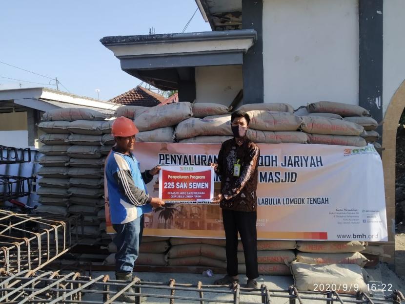 BMH Perwakilan NTB menyumbang 225 sak semen untuk pembangunan Masjid Jami Baiturrahma,  Lombok Tengah.