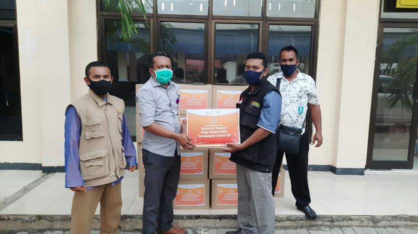 BMH Perwakilan NTT bersama Telkomsel dan Vanilla Hijab  menyalurkan bantuan sembako dan masker kepada masyarakat dan rumah sakit di Kupang.